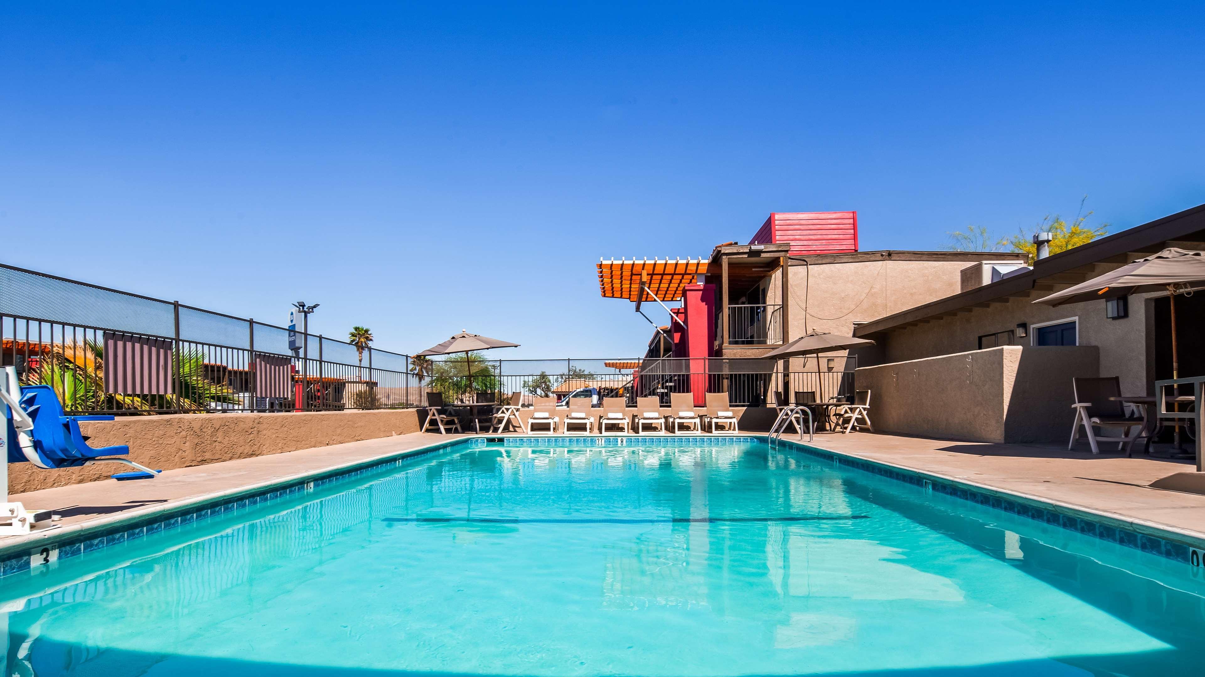 ברסטו Best Western Desert Villa Inn מראה חיצוני תמונה